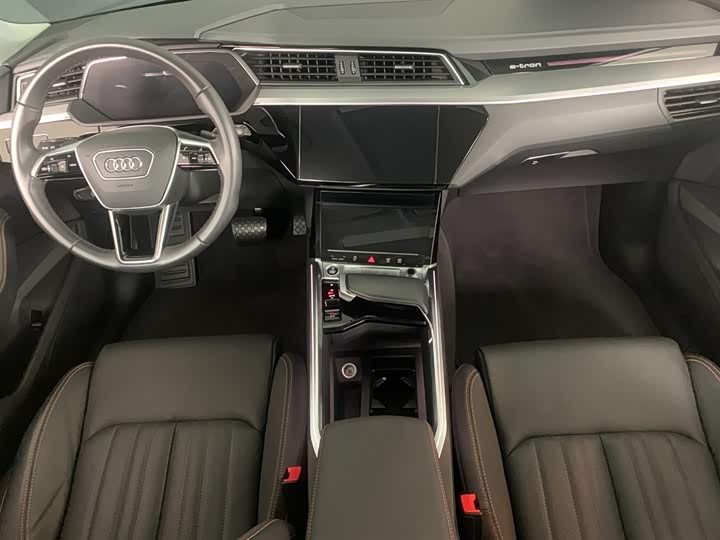 Фото 5 - Audi e-tron