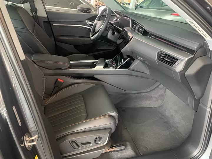 Фото 6 - Audi e-tron