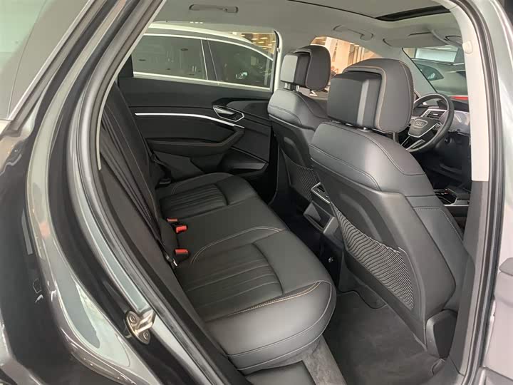 Фото 8 - Audi e-tron