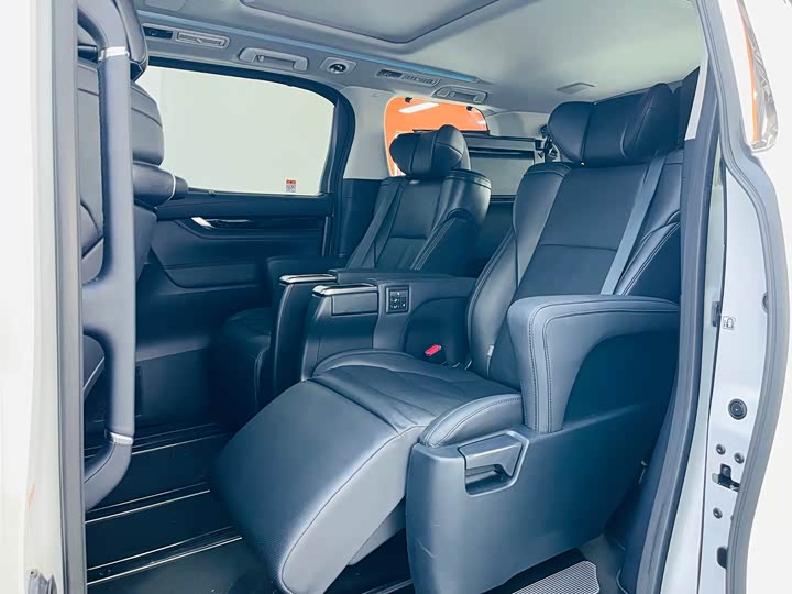 Фото 10 - Toyota Vellfire