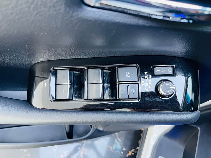 Фото 14 - Toyota Vellfire