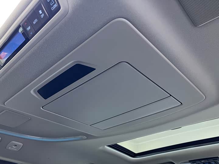 Фото 19 - Toyota Vellfire