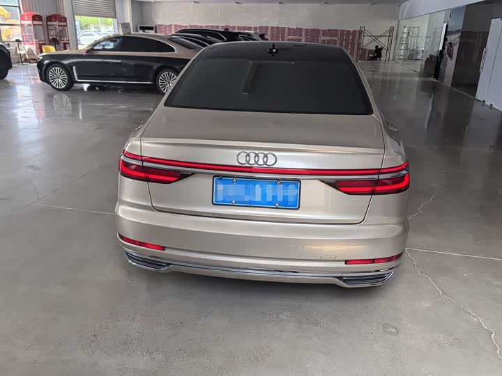Фото 5 - Audi A8