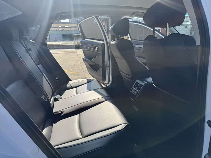 Фото 13 - Honda Accord