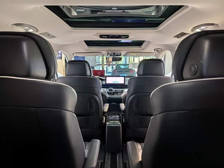 Фото 10 - Roewe iMax 8