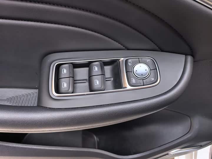 Фото 17 - Roewe iMax 8