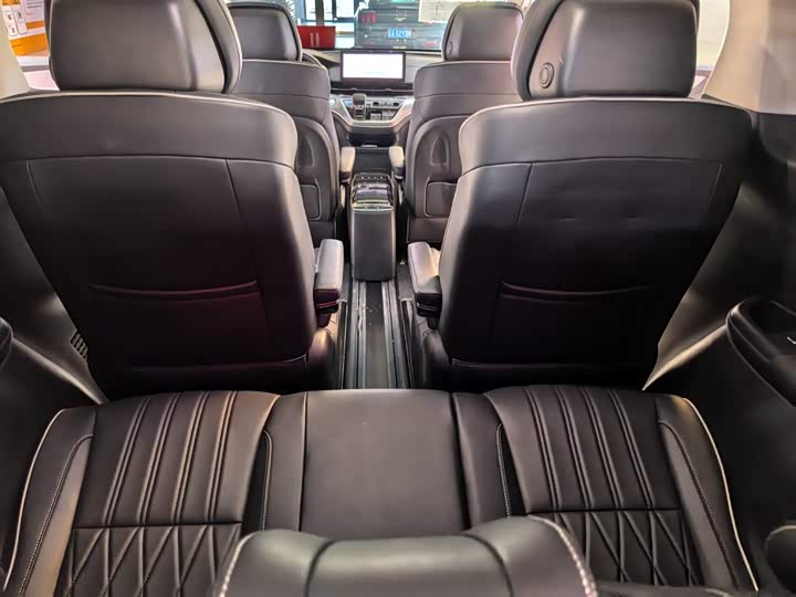 Фото 20 - Roewe iMax 8