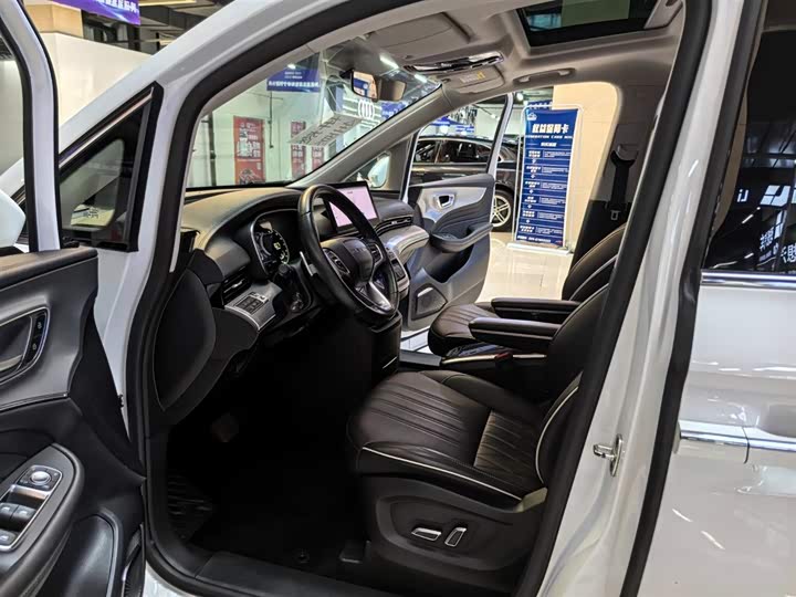 Фото 5 - Roewe iMax 8