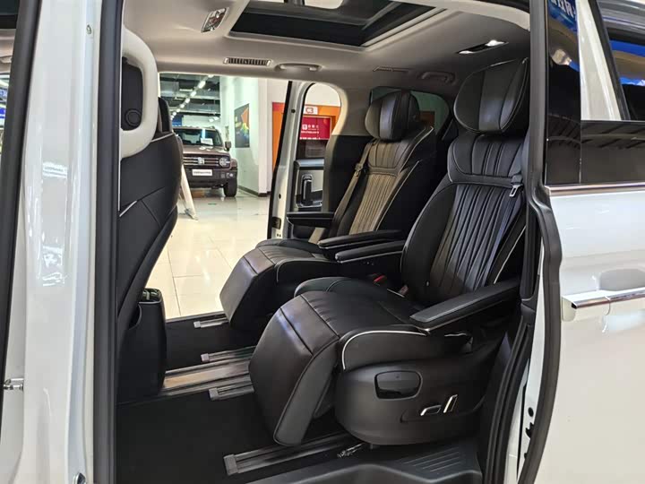 Фото 7 - Roewe iMax 8