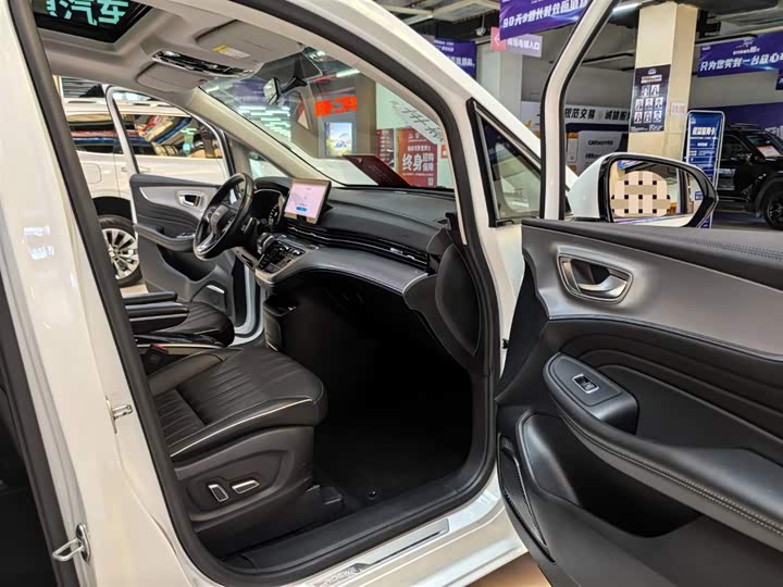 Фото 9 - Roewe iMax 8