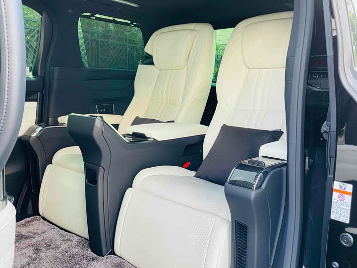 Фото 13 - Lexus LM