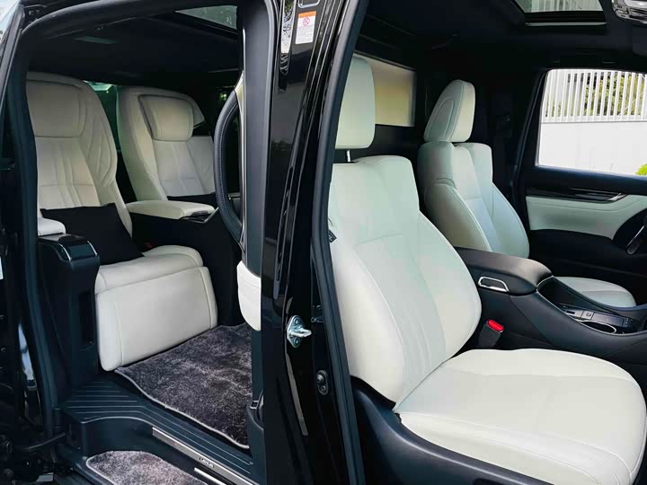 Фото 17 - Lexus LM