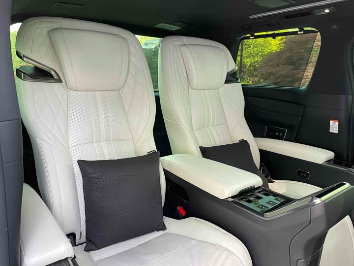 Фото 22 - Lexus LM