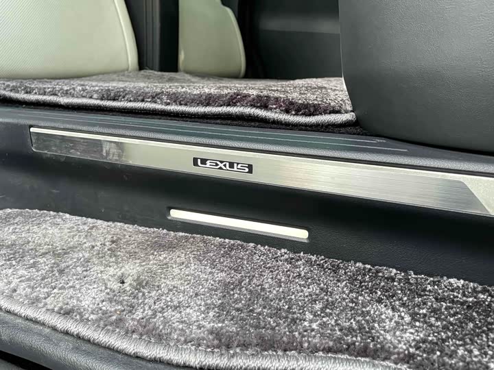 Фото 25 - Lexus LM