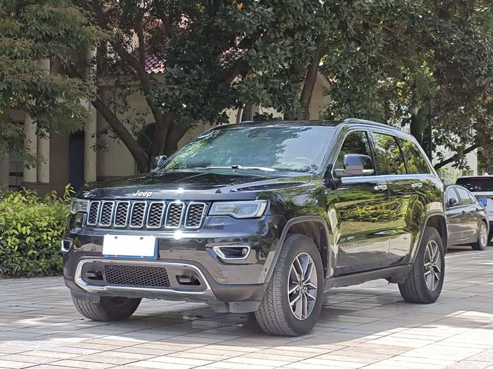 Фото 1 - Jeep Grand Cherokee