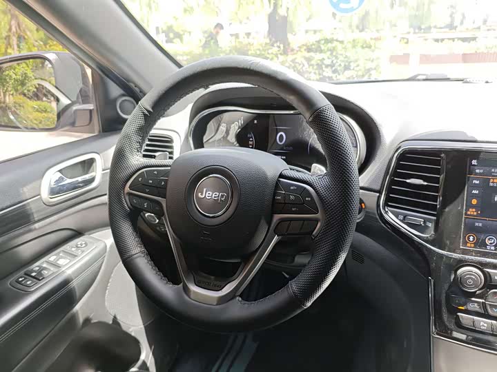 Фото 11 - Jeep Grand Cherokee