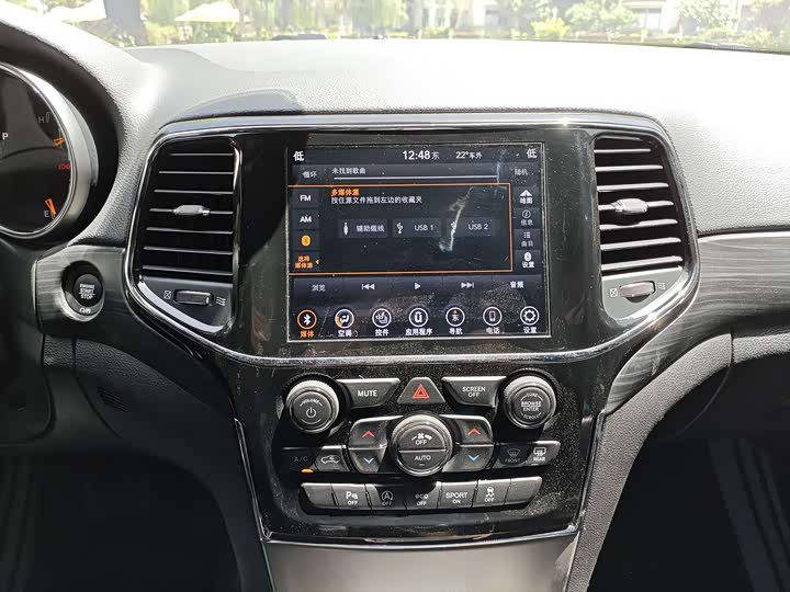 Фото 13 - Jeep Grand Cherokee