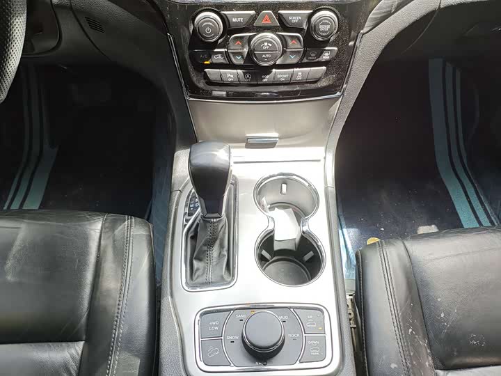 Фото 14 - Jeep Grand Cherokee