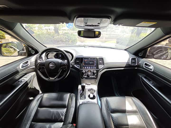 Фото 15 - Jeep Grand Cherokee