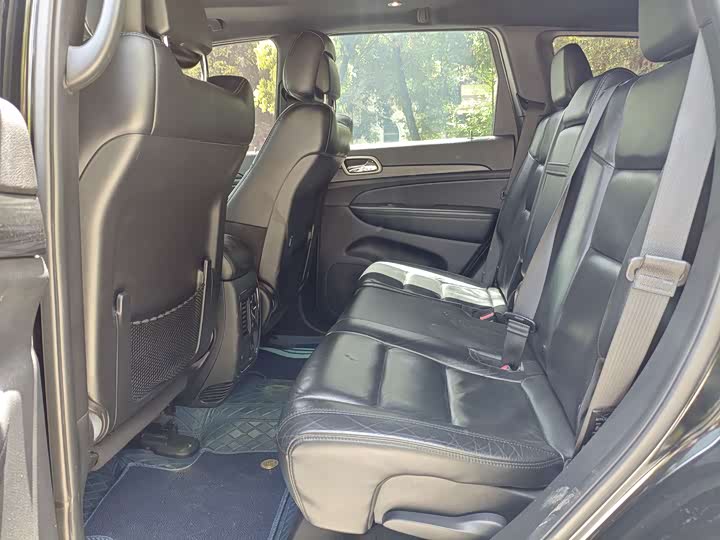 Фото 16 - Jeep Grand Cherokee