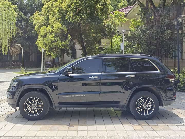 Фото 4 - Jeep Grand Cherokee