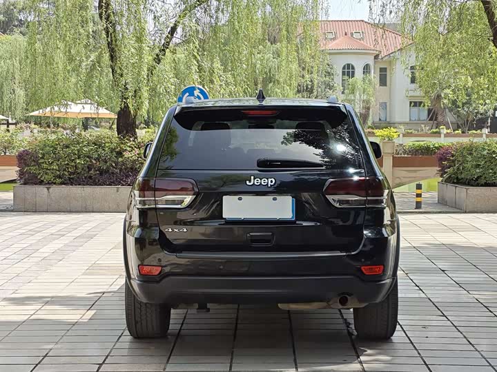 Фото 5 - Jeep Grand Cherokee