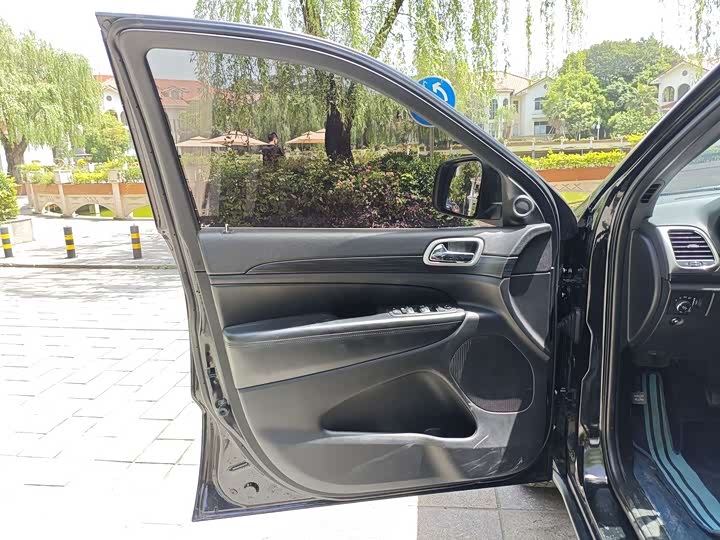 Фото 6 - Jeep Grand Cherokee