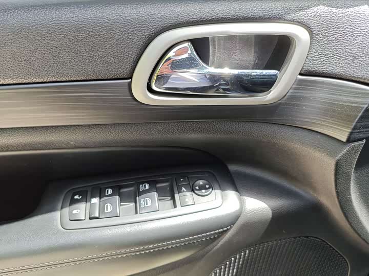 Фото 7 - Jeep Grand Cherokee