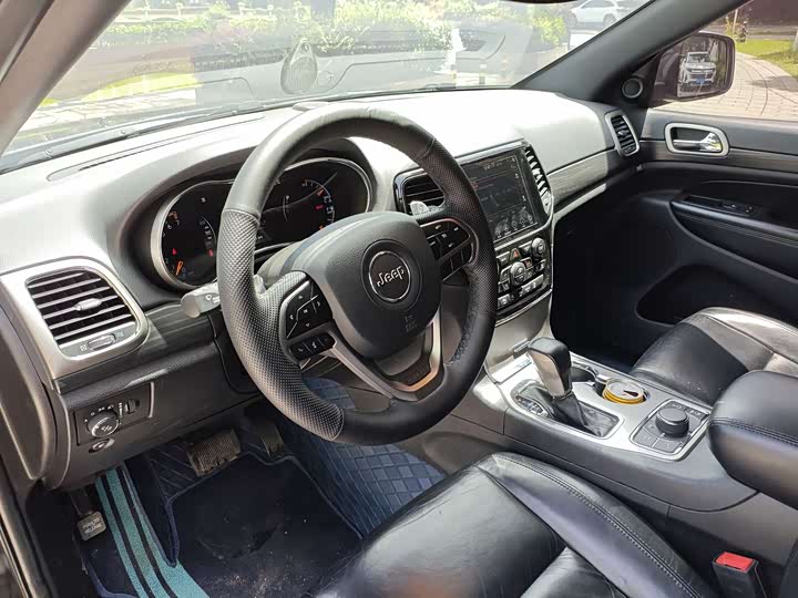 Фото 8 - Jeep Grand Cherokee