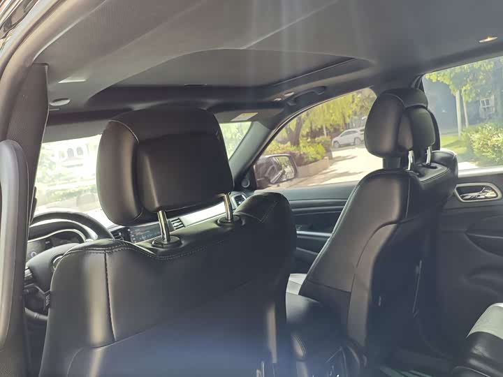 Фото 9 - Jeep Grand Cherokee