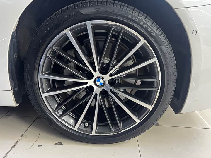 Фото 18 - BMW 5 Series