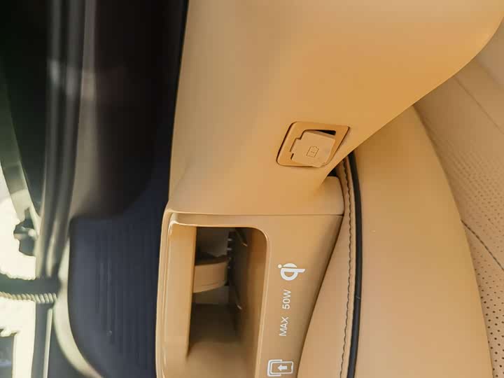 Фото 12 - Denza D9