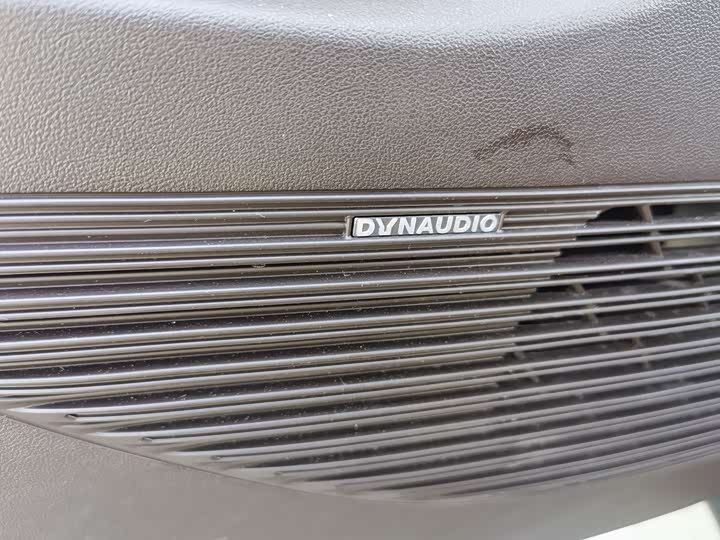 Фото 15 - Denza D9