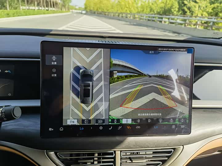 Фото 16 - Denza D9