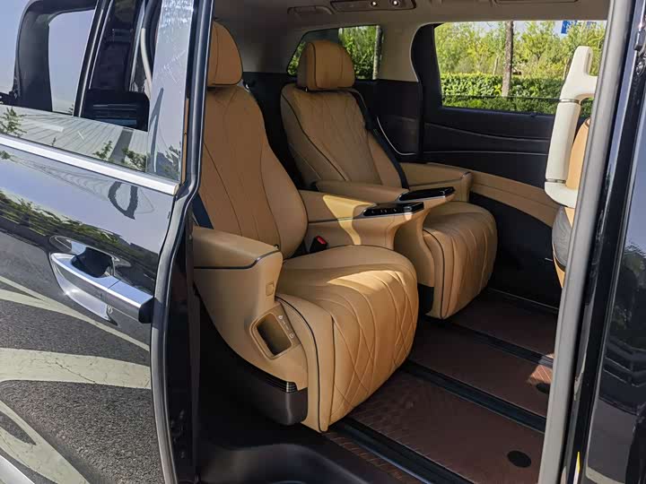 Фото 9 - Denza D9