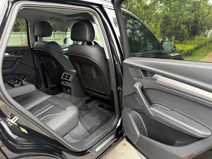 Фото 44 - Audi Q5L