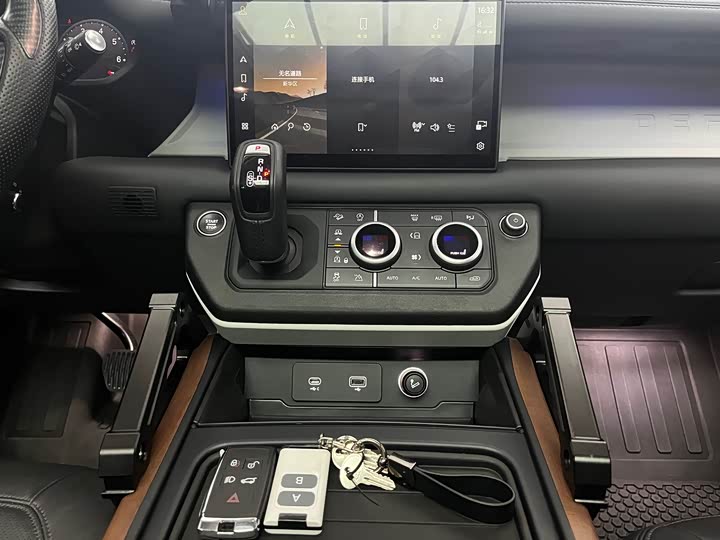 Фото 8 - Land Rover Defender