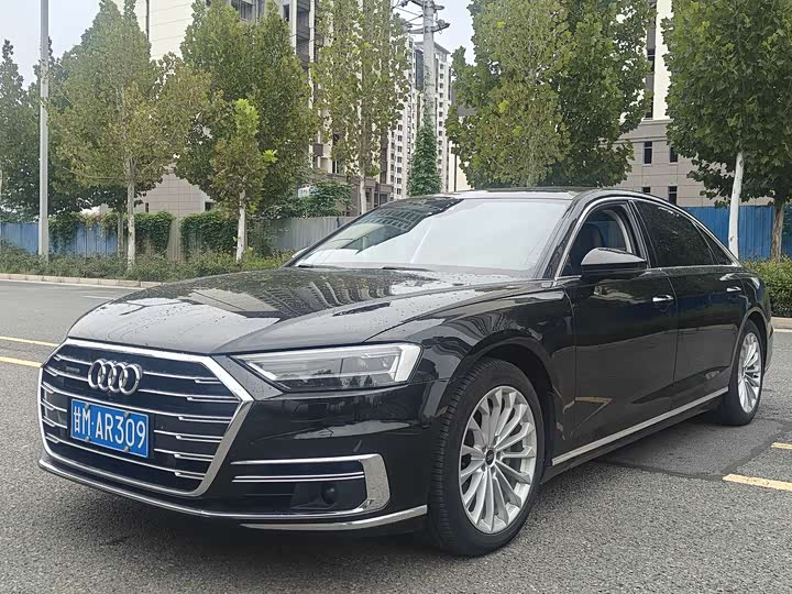 Фото 1 - Audi A8
