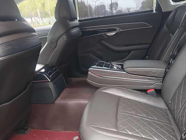 Фото 5 - Audi A8