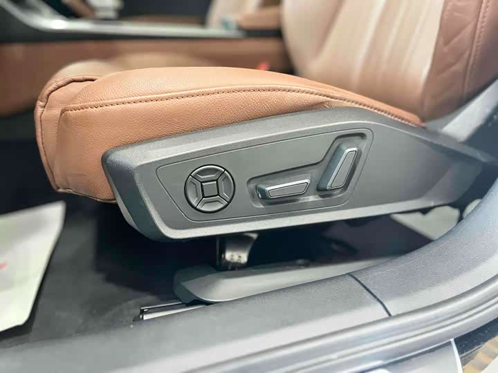 Фото 12 - Audi A6L