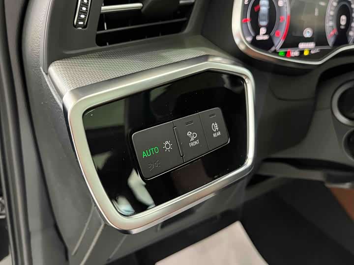 Фото 13 - Audi A6L