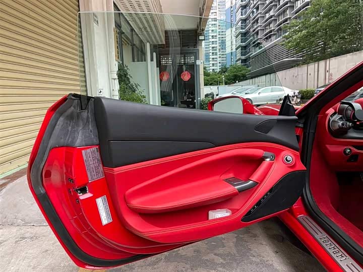 Фото 11 - Ferrari F8