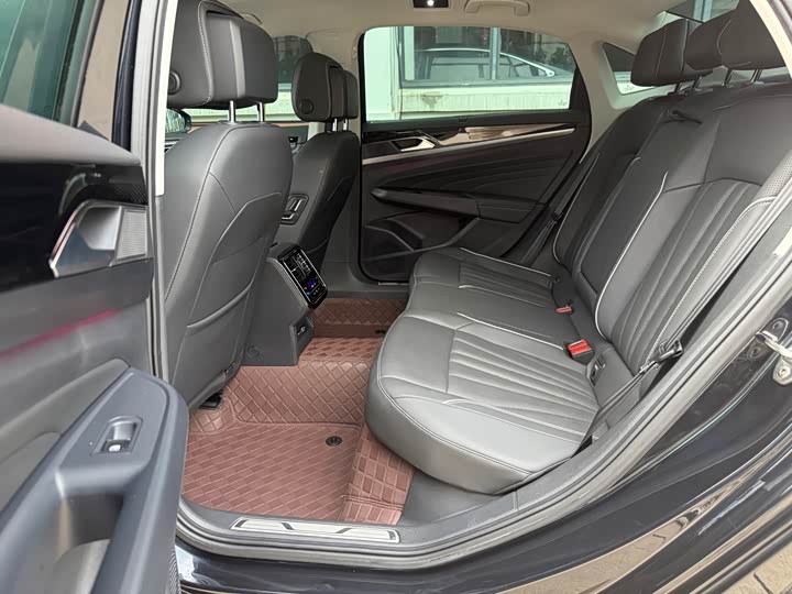 Фото 11 - Volkswagen Passat