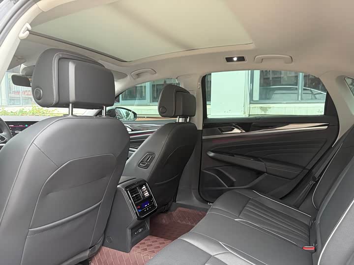 Фото 12 - Volkswagen Passat