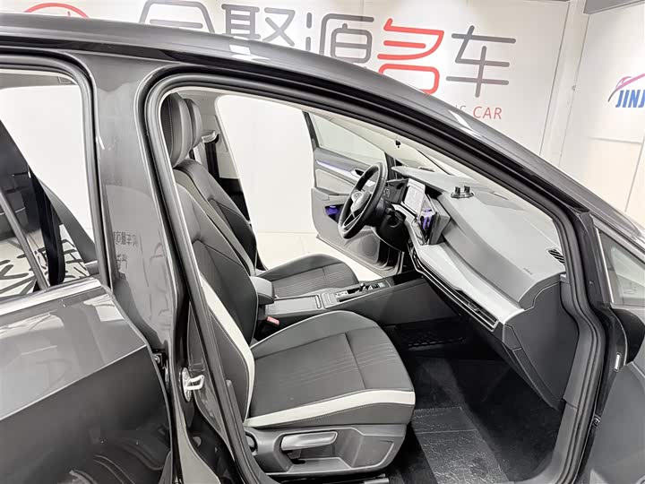 Фото 16 - Volkswagen Golf