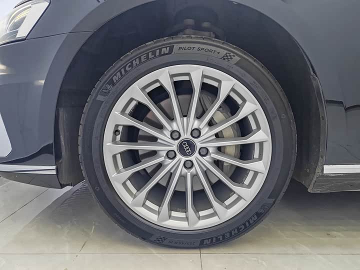 Фото 5 - Audi A8