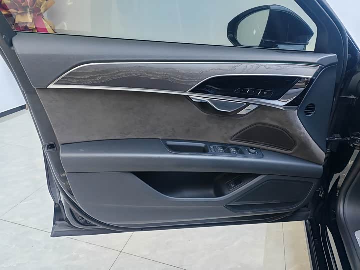 Фото 7 - Audi A8