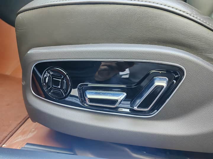 Фото 8 - Audi A8