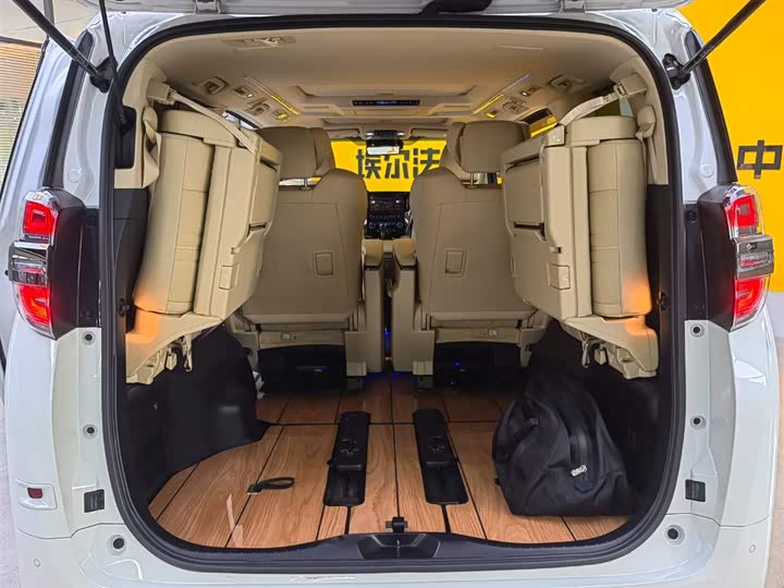 Фото 9 - Toyota Vellfire