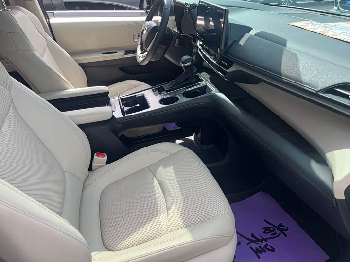 Фото 3 - Toyota Sienna